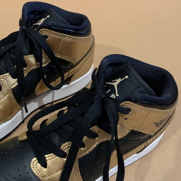 Nike Air Jordan 1 Mid SE Metallic Gold Black sneakers SIZE 5 youth - Picture 4 of 4